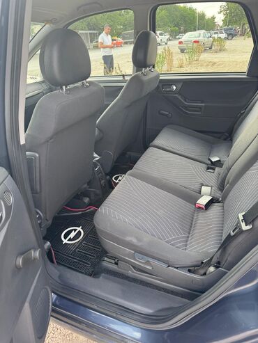 Opel Meriva miniveninin arxa oturacaqları və baqaj hissəsi