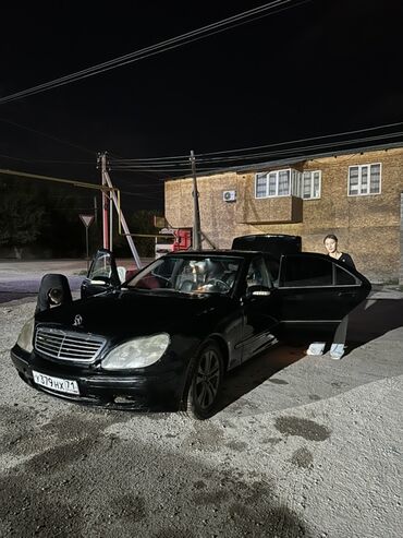 вип авто: Mercedes-Benz S‑Class (W220), черный седан бизнес‑класса. Основные