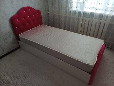 bunk bed: Односпальная кровать с мягким изголовьем и матрасом. - Размер — 1