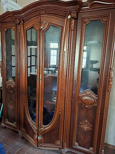 şpon: Klassik üslubda vitrinli bufet/dolab - Material: masif ağac və — 2