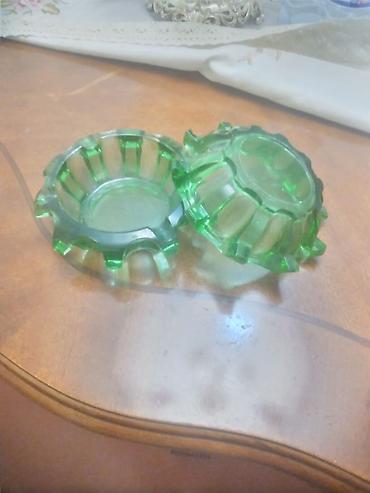 ev radiyatoru: Yaşıl şüşədən hazırlanmış 2 ədəd dekorativ külqabı dəsti. - Material — 1