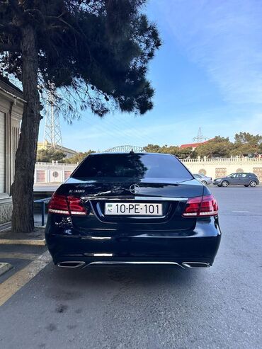 bmw 5: Mercedes-Benz E 300: 3.5 l | 2014 il Sedan