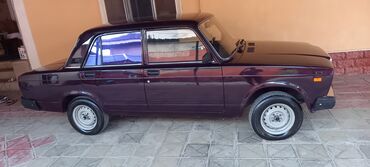 запчасти для мерседес вито: Tünd qırmızı rəngdə, dördqapılı VAZ-2107 modeli. Bu sedan klassik