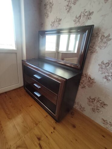 Komodlar: 2 ədəd yaxşı vəziyyətdə güzgülü komod satılır. Ölçüləri aşağıdakı — 10