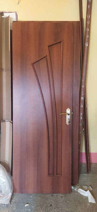 işdenmiş qapılar: 4 dene ev qapisi satilir 2 denesi 70 lik denesi 80 dadliq var ve