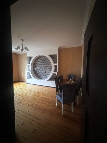 1 однокомнатная квартира: Tecili Bine Mehriban Qonşlarda 3 otaqli ici eşyali temirli heyet evi