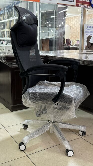 Офисные кресла: Офисное кресло с откидной спинкой и сетчатой обивкой обеспечивает — 10