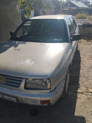 Volkswagen Vento: 1992 г., 1.8 л, Механика, Бензин, Седан