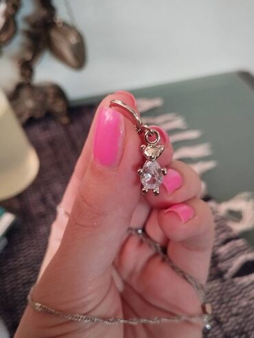 bunda od srebrne lisice: Komplet nakita sastavljen od minđuša i ogrlice sa priveskom. Minđuša i