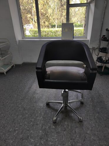 Салонные кресла: Продаю парикмахерское кресло б/у в хорошем состояниисделанный на