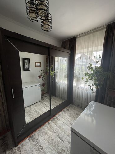 шкаф для душа: Кире бериш үчүн шкаф, Колдонулган, Күзгүсү менен