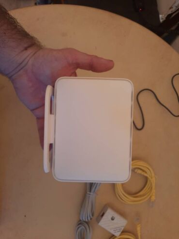 Modemi, ruteri i mrežni uređaji: Samo Huawei ruter-modem.
Nepoznato stanje.
Bez lan kablova — 4