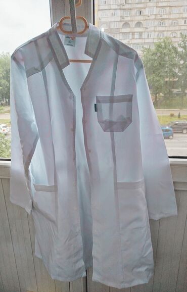 рубашки белые: Медицинский халат и чепчик 50р,б/у покупала для мед курсов
