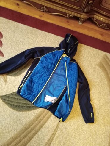 Köynəklər: 11-12 yawa. Biri 5-10manat. Bezilerini tezedir — 7