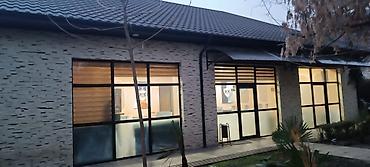 mebel skaflar: QALA Restoran – geniş və işıqlı zalı, rahat oturma qrupları və bar — 1