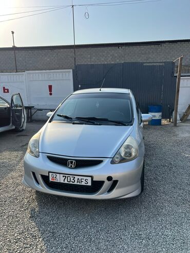 продажа машин в рассрочку: HONDA JAZZ  2003 / 1.5 Коробка мотор идеально, түтөбөйт, май жебейт