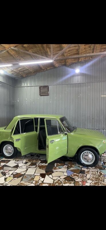 продам ваз 2101: Автомобиль ВАЗ-2101, окрашенный в светло-зеленый цвет. Четырехдверный