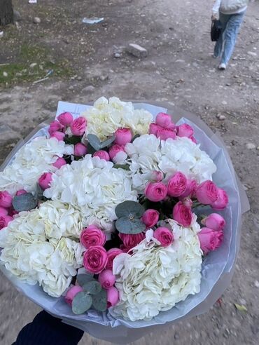 офисный набор: Элегантный круглый букет в пастельно‑яркой гамме: - Пышные шапки белой