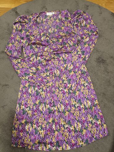 komplet haljina i sako: Haljina S Novo samo oprana nije nosena 
odgovara veličini M