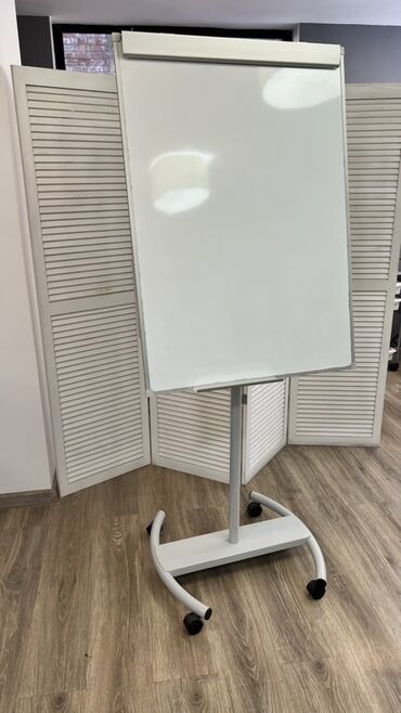 флипчарты 2x3 двусторонние: Мобильная флипчарт-доска на колесиках. Белая поверхность для письма