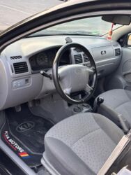 Kia: Kia Rio RS, qara rəng, hetçbek gövdə. Əsas xüsusiyyətlər: - 5 qapılı — 4