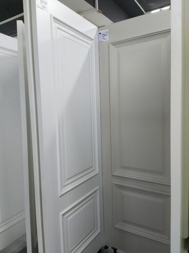 otağ qapları: Ağ rəngli qapı, klassik üslubda hazırlanmışdır. Düzbucaqlı panellər və