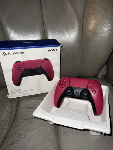 ps5 vr2: Qırmızı rəngli Sony PlayStation 5 DualSense oyun konsolu. Ps 5 Pultu
