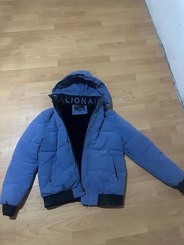 alt paltarları: BILLIONAIRE stilində mavi qışlıq jaket - Rəng: mavi - Kapüşonlu model — 1