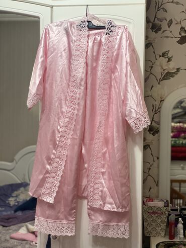 Новая Атласная двойка для дома с ремнем или пижама в нежно розовом