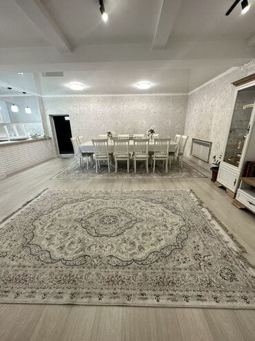 шкаф для кухни напольный: Просторная столовая-гостиная с полноценной кухней открытой планировки