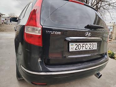 i30: Hyundai i30 CW, qara rəngli universal kuzov. Xüsusiyyətlər: - Kuzov — 6
