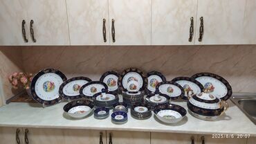 uzun jaketlər: Çexski nahar desti Ekavə pridmetleride var ustunde.Tam təzə