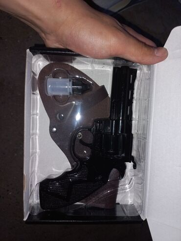 зайчик игрушка: Револьвер новый в коробке, в комплекте идёт кабура, масло, патроны, и
