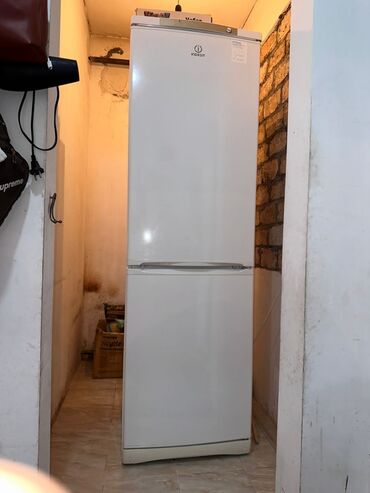 Холодильник Indesit, Б/у, Двухкамерный, 195 * 180 *