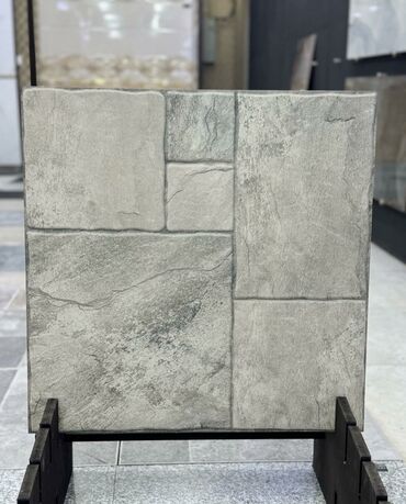 Qazanlar: Bu, boz rəngli, daş görünüşlü bir keramik plitədir. Plitə səthində