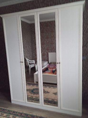 guzgu komod: Ağ rəngdə, klassik dizayna malik dörd qapılı paltar şkafı. Orta — 1