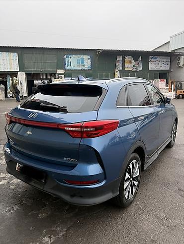 Другой электротранспорт: Электромобиль компактного класса (кроссовер) синего цвета. Кузов и — 13