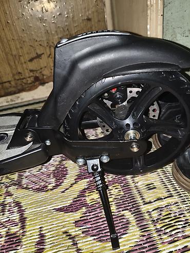 prius qanad: Qatlanan skuter satılır. Skuter qara rəngdədir və şəhərdaxili qısa — 3