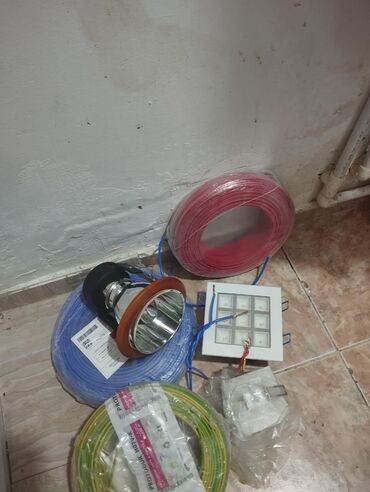 240 kabel: Kabeller,Temirden artiq qalib. Temiz mis.4 lik100 metr yazilib(91 metr