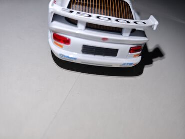 Avtomobil modelləri: Ağ rəngli diecast "Dodge Viper" modeli, qırmızı ilan emblemi və — 7