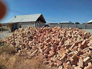 белый картон: Красный кирпич с характерными отверстиями, предназначенный для — 5