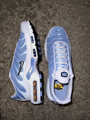 Women's Sneakers and athletic shoes: Nike, 40 — 9