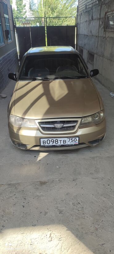 диск на некси: Золотистый седан Daewoo Nexia 1.5L, подходящий для повседневных