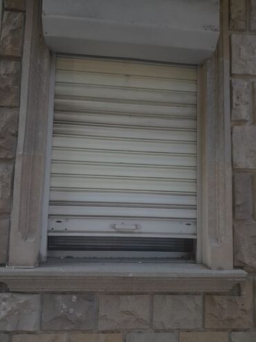 Оконные решетки: Qapı 113 x 290 sən 50 AZN, pəncərə hündürlüyü 180 sən 30 azn