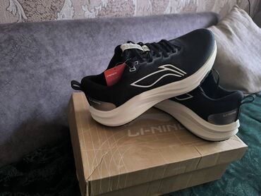 спортивки lining: Кроссовки ЛИНИНГ лето, размер 42 новые. 4000 сом