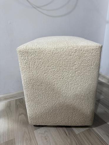 puf satış: Məhsul: Yumşaq bouclé parçalı puf/oturacaq kub - Forma: kvadrat/kub - — 1