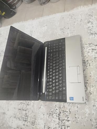 notebuk: Toshiba Satellite noutbuku - Ekran: 15.6" (parlaq panel), üst hissədə — 2