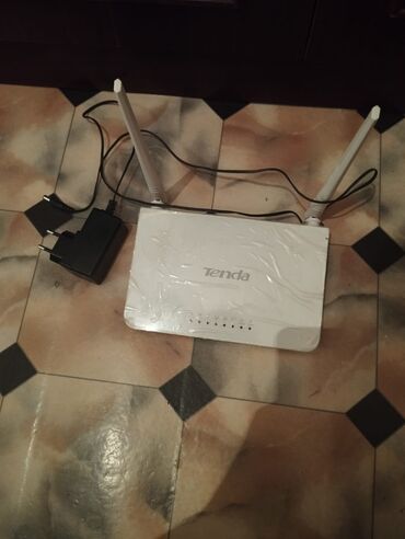 su qizdirici qazla: Tenda Wi‑Fi router - Model: Tenda (ağ korpus, ön paneldə göstərici