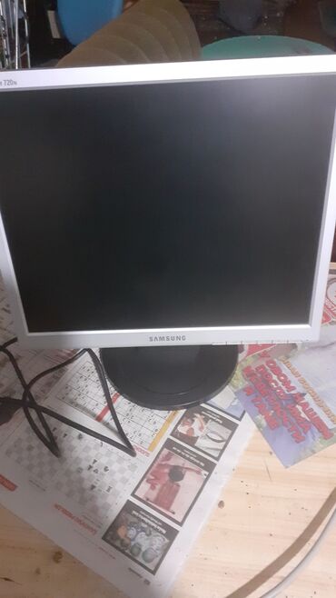 samsung galaxy xcover 3: Prodajem dva monitora 17 inca ispravna sa kablovima. ASUS i SAMSUNG