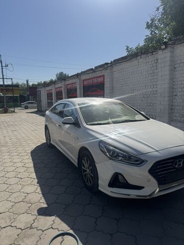 авто машины: Продается автомобиль Hyundai Sonata белого цвета с кузовом седан
